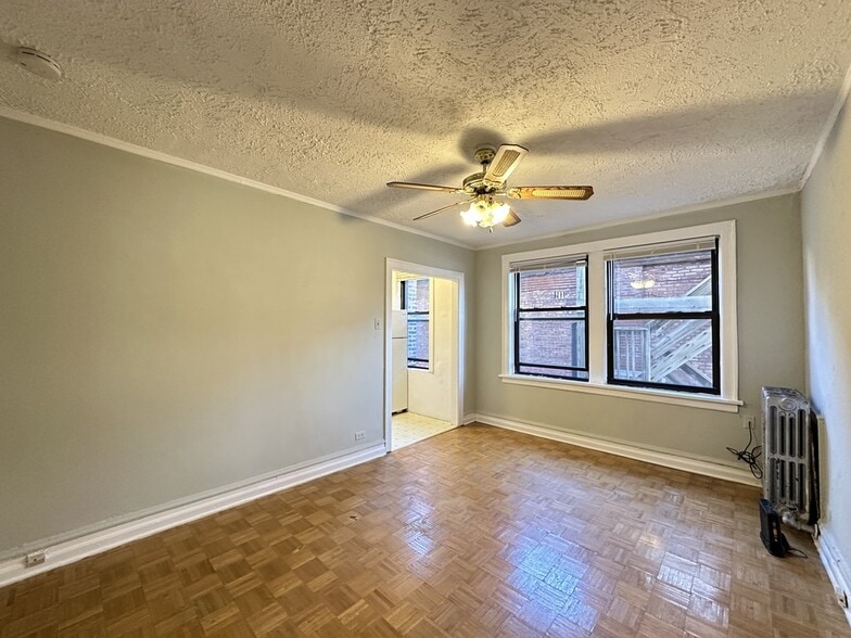 Building Photo - 653 W Belmont Ave
