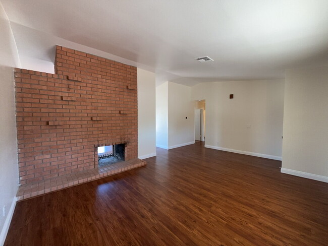 Building Photo - "Spacious 3-Bed Oasis with 3.5 Baths in th...