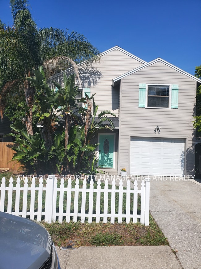 Building Photo - Beautifully Updated 3/2 One Mile from Beach!