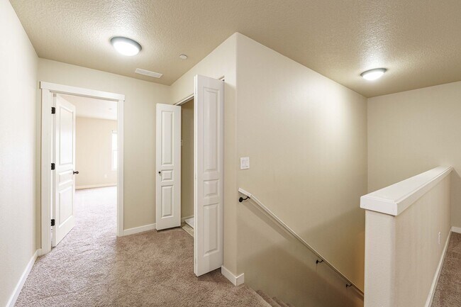 Building Photo - 3 Bedroom 2.5 Bath Townhome - Convenient R...