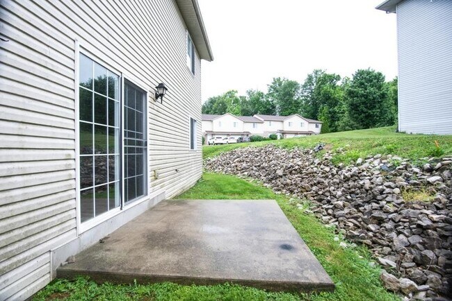 Building Photo - 4 bedroom 2 bath