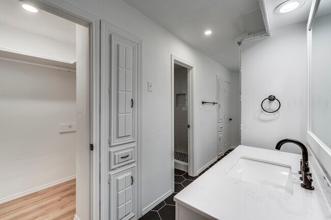 Building Photo - 3403 Sheffield Dr