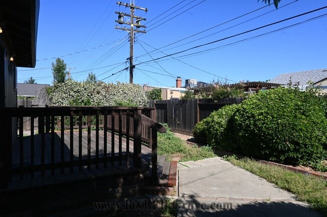 Building Photo - 2620 Fernandez Dr