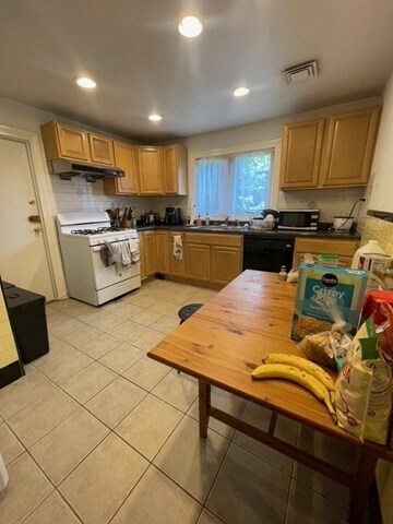 Building Photo - 275 Tappan St