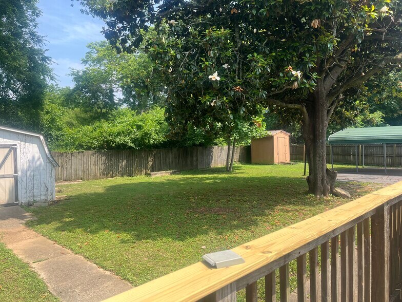 Large fenced in backyard - 1402 N Tennessee Blvd