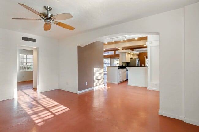 Building Photo - University Bungalow