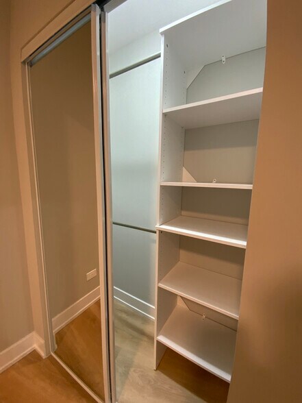 Building Photo - 440 W Belden Ave