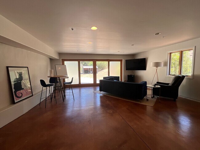 Building Photo - Ojai Views