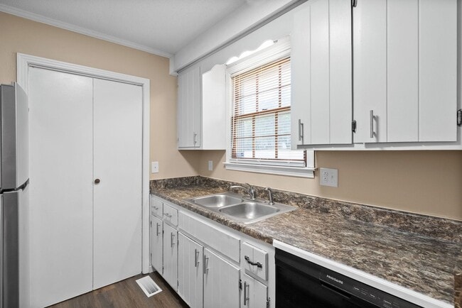 Building Photo - Three Bedroom on Corner Lot!