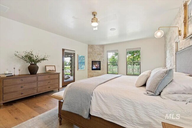 Building Photo - Stunning 4 Bedroom Home in The Shores | Luxury Meets Every Day Comfort