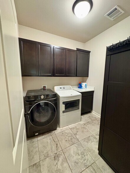 Building Photo - 1513 R. Esplanade