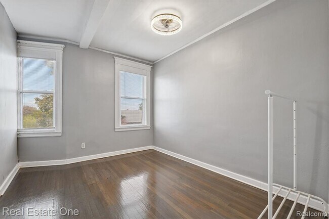 Building Photo - 304 Hendrie St