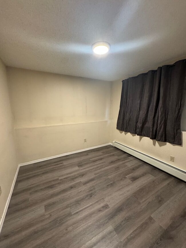 Building Photo - Updated unit in quiet 4-plex