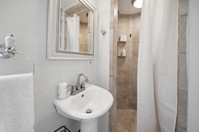 Building Photo - 1105 Tulane St