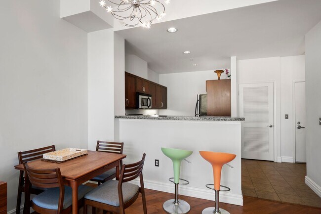 Building Photo - Top Floor Condo in the Gaslamp District!