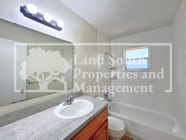 Building Photo - 713 Johnson Ave