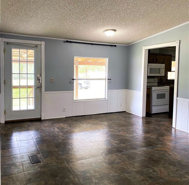 Building Photo - 3 BEDROOM LOCATED ON SHADED ACRE LOT