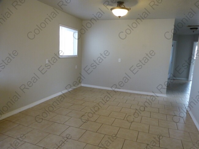 Building Photo - Spacious and updated 3 bedroom 2 bathroom ...