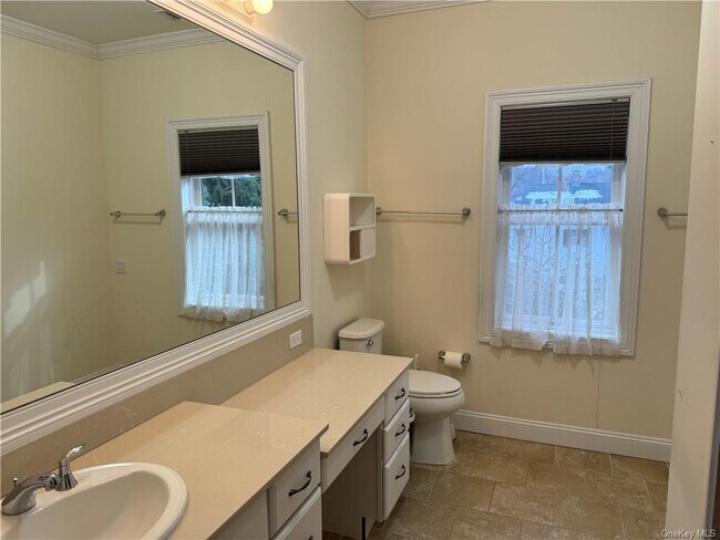 Building Photo - 400 Main St