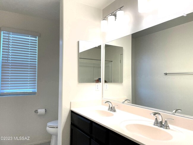 Building Photo - 1127 E Cairn St