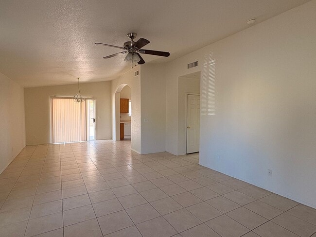 Building Photo - 3Bed 2Bath West Side Home