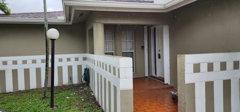 Building Photo - 4725 SW 143rd Ave