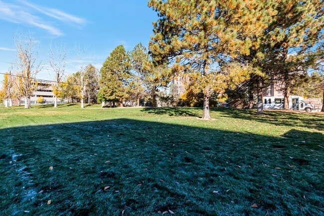 Building Photo - Modern Condo in Englewood with a view!