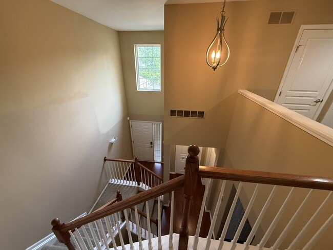 Building Photo - 163 S Vista