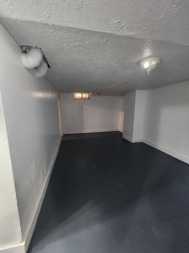 Building Photo - Newly Updated Three Bedroom Single Family ...