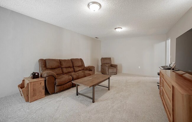 Building Photo - Single Family Home | 3 Bed 3 Bath /w walko...