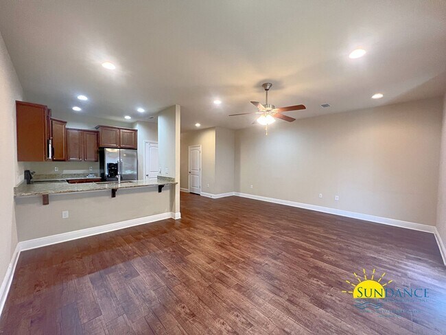 Building Photo - Reserve Pointe Townhome with Community Pool!