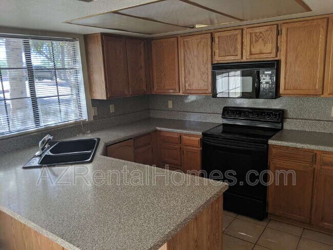 Building Photo - 819 N College Ave