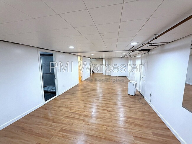 Building Photo - 122 Crescent St