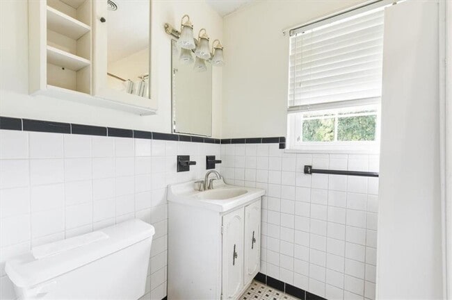 Building Photo - 704 Fort King George Dr