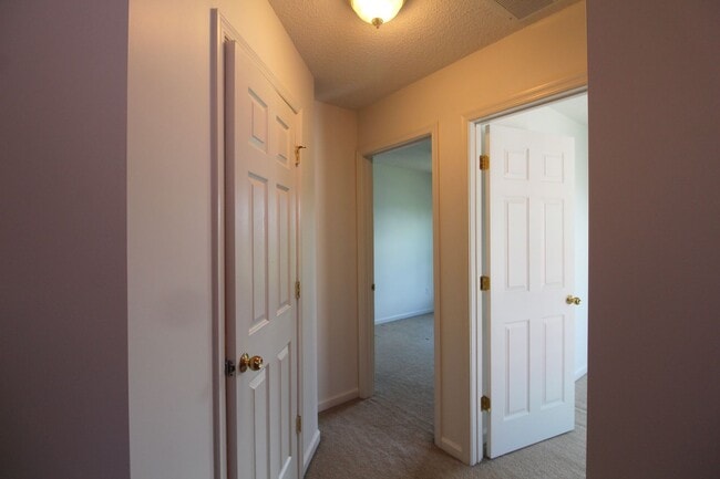 Building Photo - Liberty square end unit townhome for rent!
