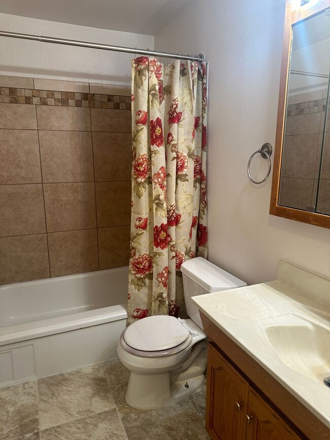 Building Photo - Fully Remodeled Home, Move In Ready! Pet c...