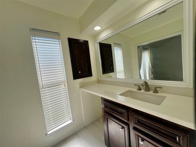 Building Photo - 980 Memorial Village Dr