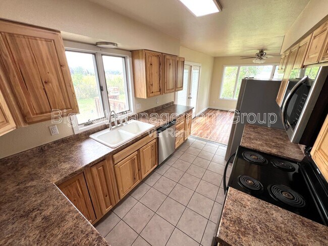Building Photo - 3750 Heather Dr