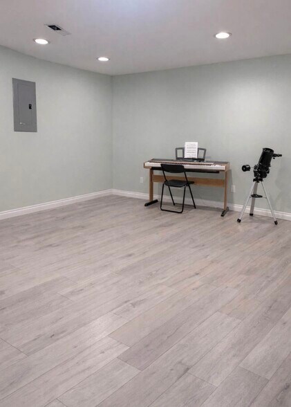 Building Photo - 7104 N Deschutes Dr