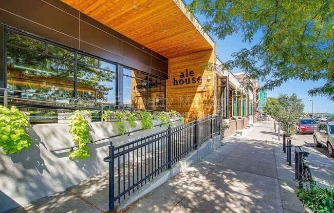 Building Photo - 3030 Wyandot St