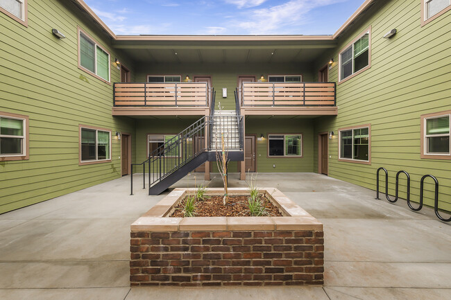 Courtyard of Building - Courtyard at Oakdale