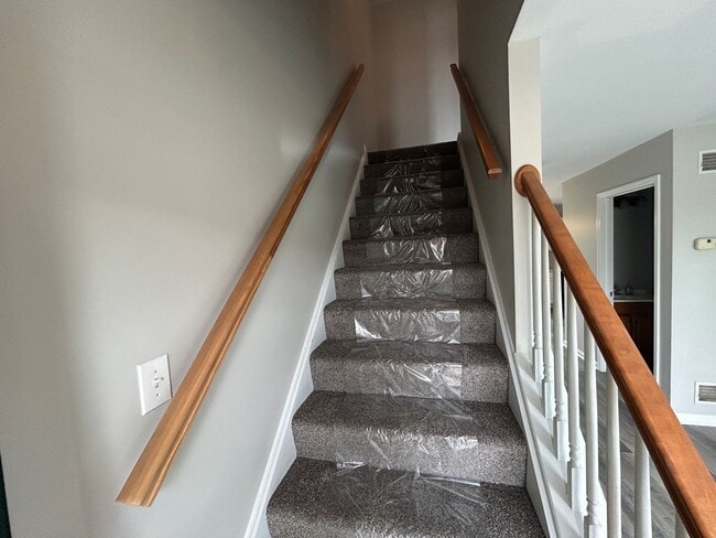 Building Photo - Updated Townhome