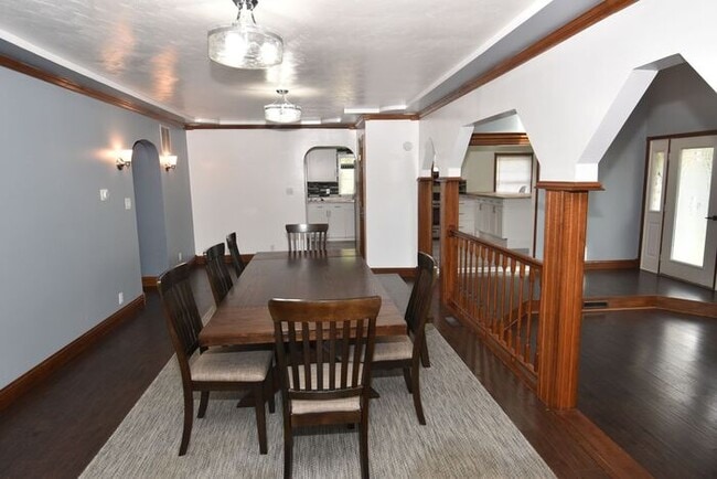 Building Photo - Mishawaka 4 bedroom with a Primary suite a...