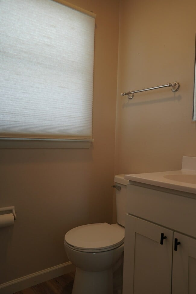 Building Photo - 1453 W Barnard Ave