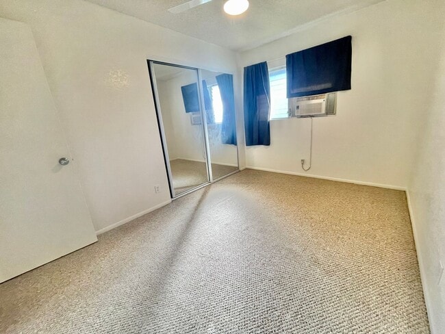 Building Photo - 2 Bed, 2 Bath Townhouse in Salt Lake near Stadium Mall & Rail Station!