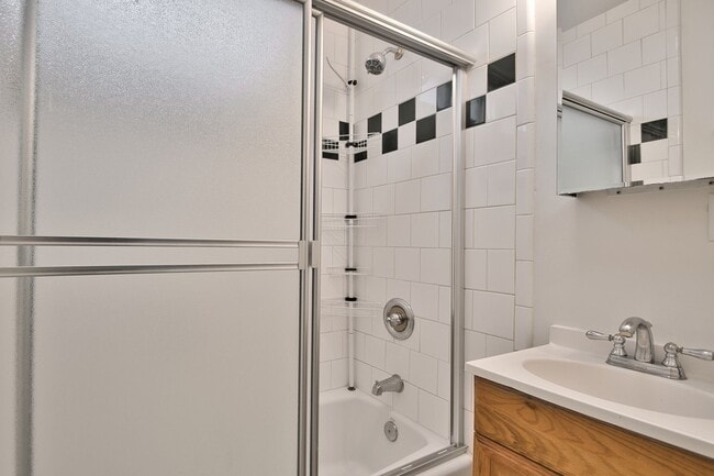 Building Photo - Spacious 4 Bedroom Home with A/C