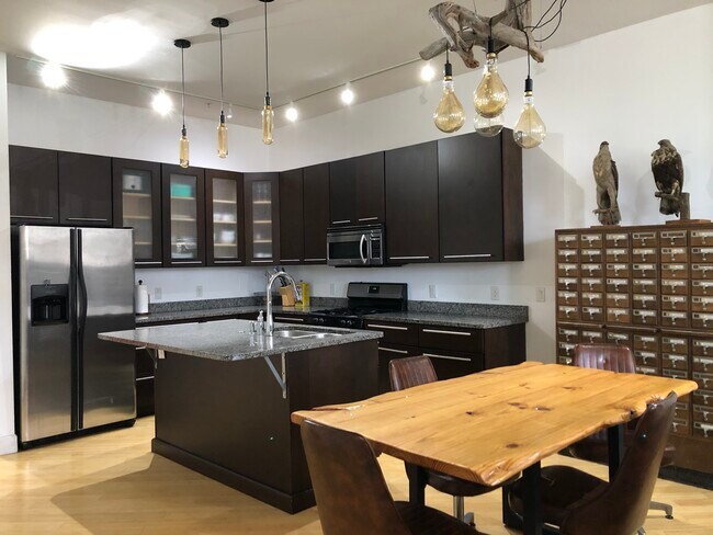 Kitchen - 8 S Old State Capitol Plz