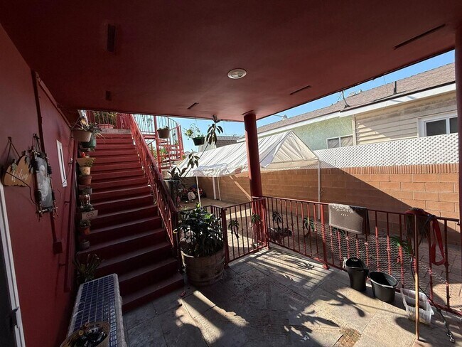 Building Photo - 4 bed 3 bath plus 2 Extra Bonus Rooms with full bathroom in the back yard