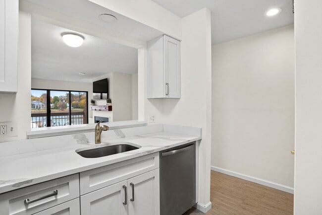 Building Photo - 7 River Rd