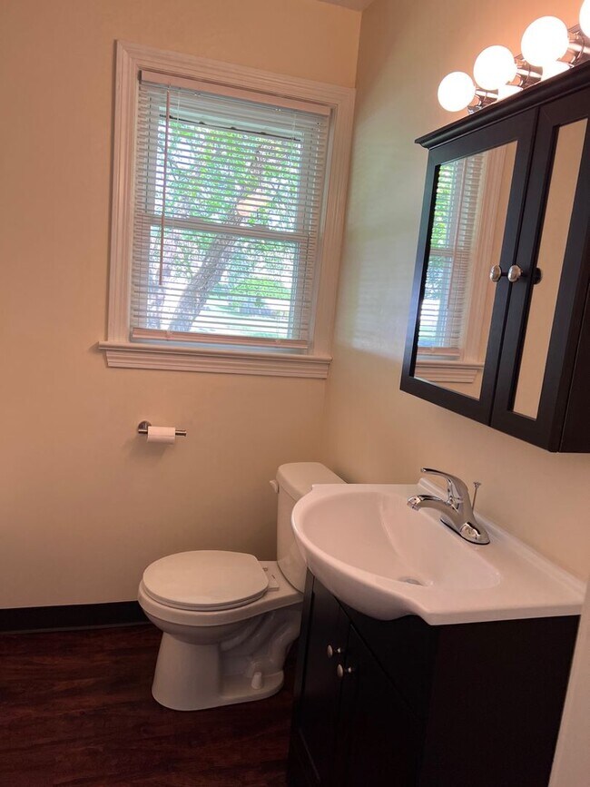 Building Photo - 926 N Ward Ave